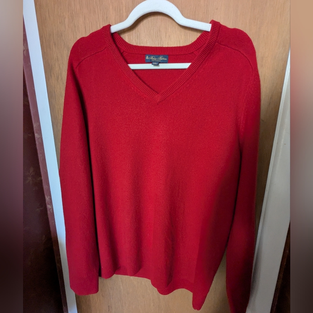 Brooks Brothers Cashmere Men's V-Neck Sweater in Bold Red